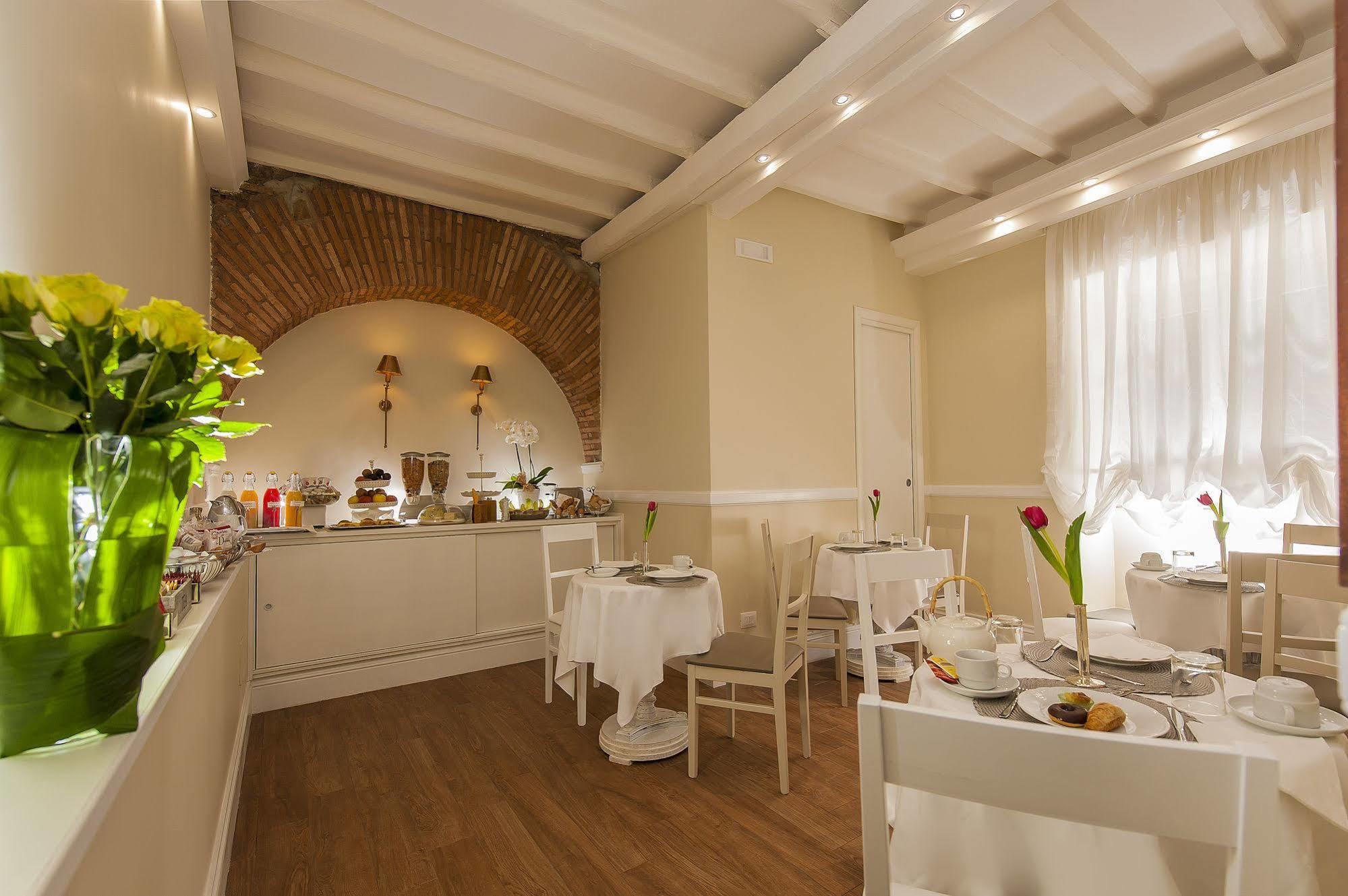La Residenza Del Sole Al Pantheon Bed and breakfast